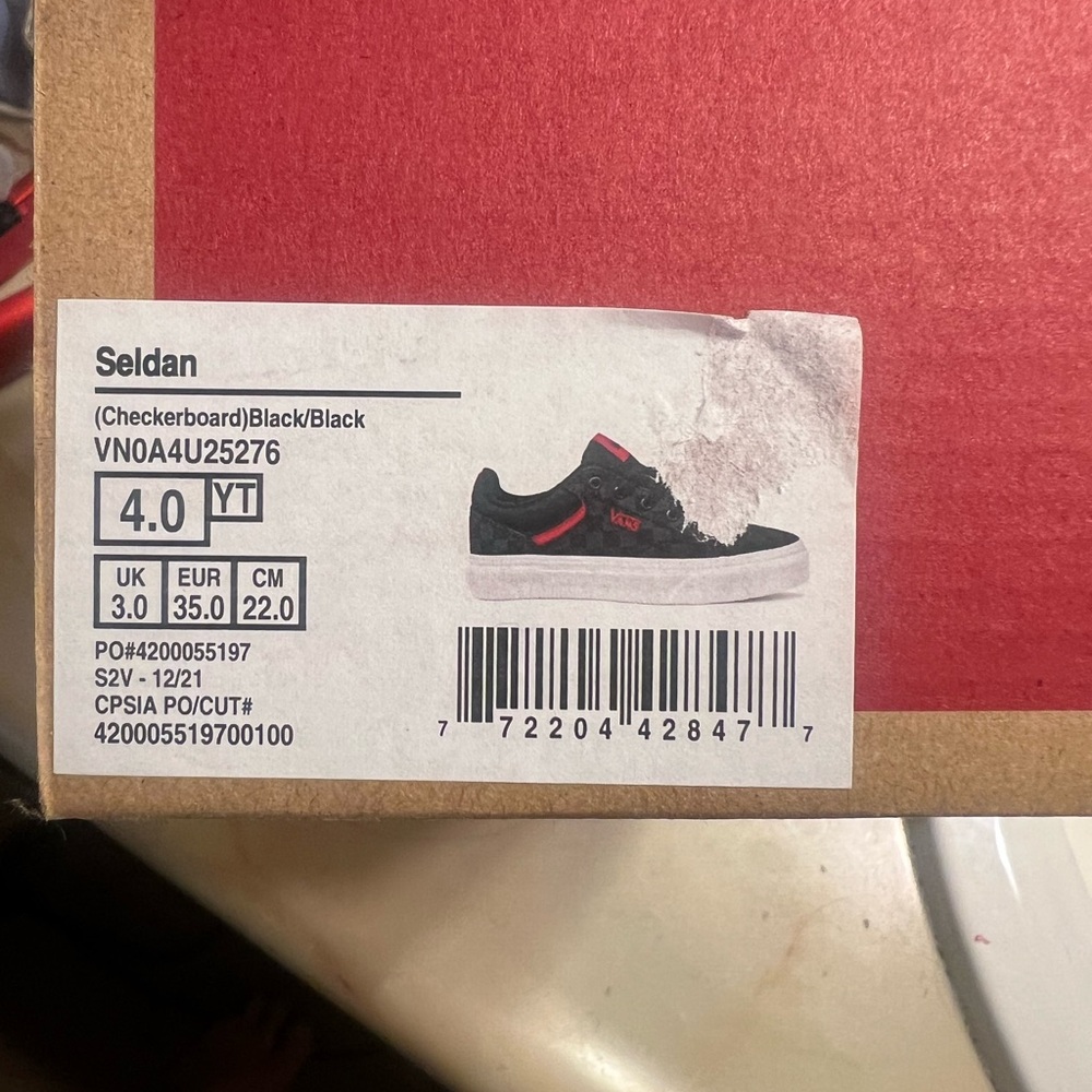 Can shoes never worn size 4